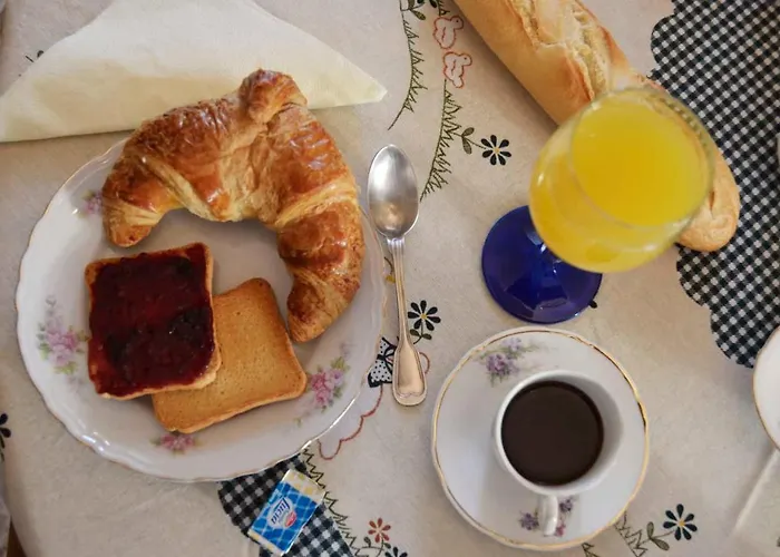 לינה וארוחת בוקר Luisa 3*